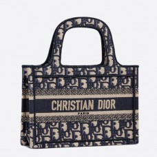Bolso tote Mini Book de Dior en lona azul oblicua.