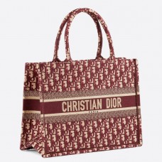 Bolso tote pequeño Dior en lona oblicua color burdeos.
