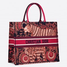 Bolso tote Dior Book en lona fucsia bordada con animales.