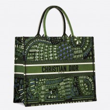 Bolso Dior Book Tote en lona verde con bordados de animales.