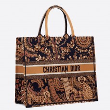 Bolso tote Dior Book en lona naranja con bordados de animales.