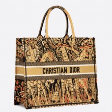 Bolso tote Dior Book en lona amarilla con bordados de animales.