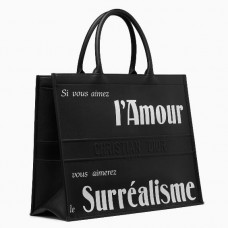 Bolso tote Dior Surrealism Book en piel de becerro estampada negra.
