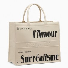 Bolso tote Dior Surrealism Book en piel de becerro estampada blanca.