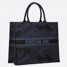 Bolso tote Dior Book en lona bordada con estampado de camuflaje azul.