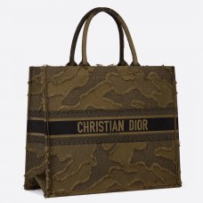 Bolso tote Dior Book en lona bordada con estampado de camuflaje verde.