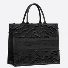 Bolso tote Dior Book en lona bordada con estampado de camuflaje negro. Bolso tote Dior Book en lona bordada con estampado de camuflaje negro.