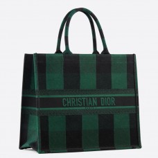 Bolso tote Dior Book en lona bordada a cuadros verdes y negros.