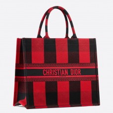 Bolso tote Dior Book en lona bordada a cuadros rojos y negros.