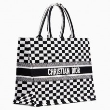 Bolso tote Dior bordado en lona a cuadros.