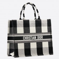 Bolso tote Dior Book en lona bordada a cuadros blancos y negros.