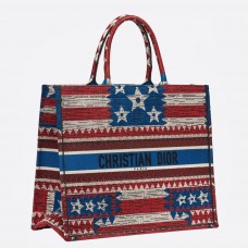 Bolso tote Dior Book en lona bordada con la bandera estadounidense.