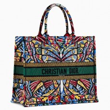 Bolso tote Dior Butterfly Book en lona bordada multicolor.