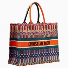 Bolso tote Dior Book en lona bordada multicolor.