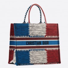 Bolso tote Dior Book en lona bordada con la bandera francesa.