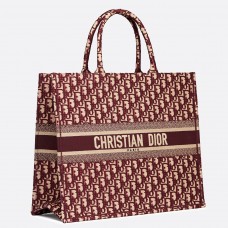 Bolso tote Dior Book en lona bordada oblicua color burdeos.