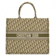 Bolso tote Dior Book en lona verde con bordado oblicuo.