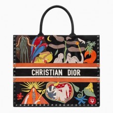 Bolso tote Dior Book en multicolor con elementos de la tierra pintados a mano.