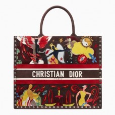 Bolso tote Dior Book en multicolor con elemento de fuego pintado a mano. Bolso tote Dior Book en multicolor con elemento de fuego pintado a mano.