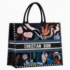 Bolso Dior Book Tote en multicolor con diseño de elementos acuáticos pintado a mano.