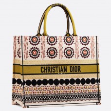 Bolso tote Dior Book en lona con estampado geométrico multicolor.
