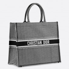 Bolso tote Dior Book en lona bordada con estampado de pata de gallo. Bolso tote Dior Book en lona bordada con estampado de pata de gallo.
