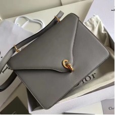 Bolso Dior C'est Dior con solapa en piel de becerro gris.