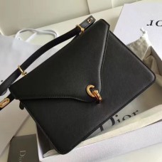 Bolso Dior C'est Dior con solapa en piel de becerro negra.