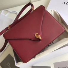 Bolso Dior C'est Dior con solapa en piel de becerro roja.