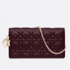 Bolso de mano Lady Dior de Dior con cadena en piel de cordero color burdeos.