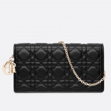 Bolso de mano Lady Dior de Dior con cadena en piel de cordero negra.