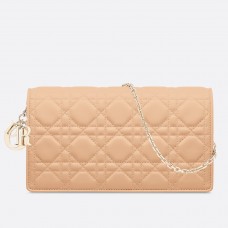Bolso de mano Lady Dior de Dior con cadena en piel de cordero color nude.