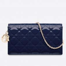 Bolso de mano Lady Dior de Dior con cadena en charol azul índigo.