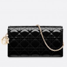 Bolso de mano Lady Dior de Dior con cadena en charol negro.