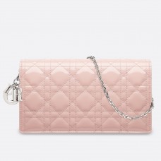 Bolso de mano Lady Dior de Dior con cadena en charol rosa.