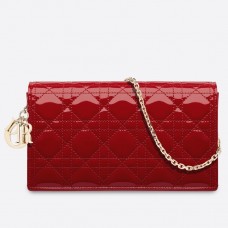 Bolso de mano Lady Dior de Dior con cadena en piel de becerro charol roja.