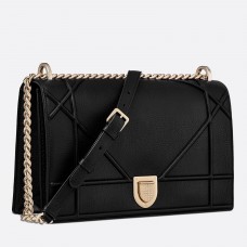 Bolso Dior Diorama Flap en piel de becerro granulada negra.