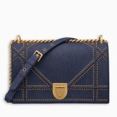 Bolso Dior Diorama con solapa en tela vaquera y tachuelas.