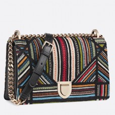 Bolso Dior Diorama de lona bordado con rayas multicolores.