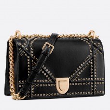 Bolso Diorama de Dior en piel de cordero negra con ojales.