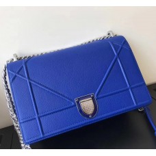 Bolso Dior Diorama con solapa en piel de becerro granulada azul.