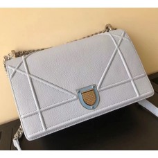 Bolso Dior Diorama con solapa en piel de becerro granulada azul pálido.