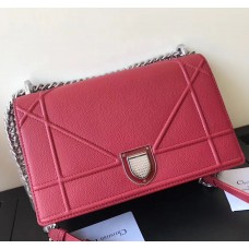 Bolso Dior Diorama con solapa en piel de becerro granulada color rubí.