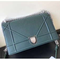 Bolso Dior Diorama con solapa en piel de becerro granulada verde.