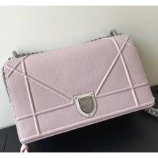 Bolso Dior Diorama Flap en piel de becerro granulada rosa claro.