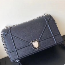 Bolso Dior Diorama con solapa en piel de becerro granulada negra.