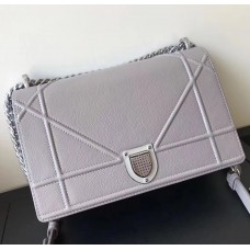 Bolso Dior Diorama con solapa en piel de becerro granulada gris perla