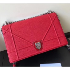 Bolso Dior Diorama Flap en piel de becerro granulada roja.