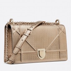 Bolso Diorama de Dior en piel de becerro metalizada color champán.