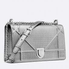Bolso Diorama de Dior en piel de becerro metalizada plateada.